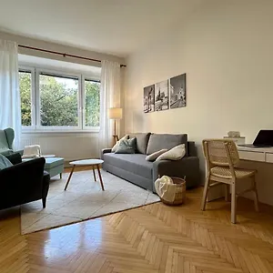 S Balkonem U Parku & 15 Minut Do Centra Apartmán